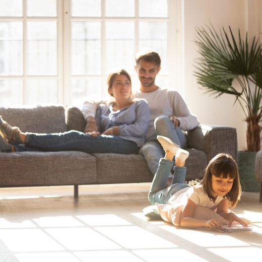Familie genießt ruhige Wohnung dank effektiver Luftschalldämmung – Bauakustik und Schallschutz durch Ingenieurbüro ILEB