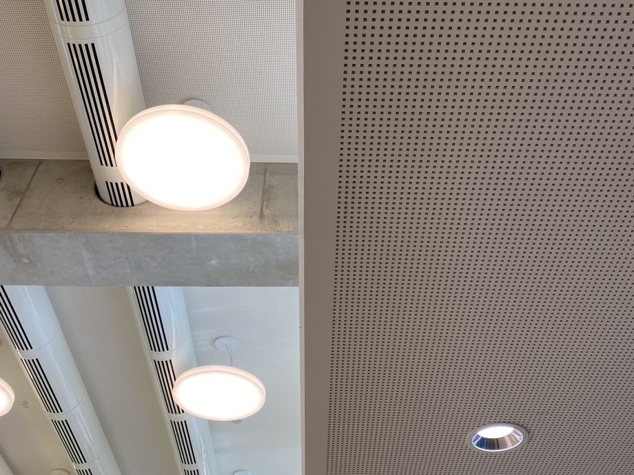 Decke mit Schallschutzmaßnahmen – Nachhallzeitmessungen für optimale Raumakustik durch Ingenieurbüro ILEB für Bauakustik und Raumakustik