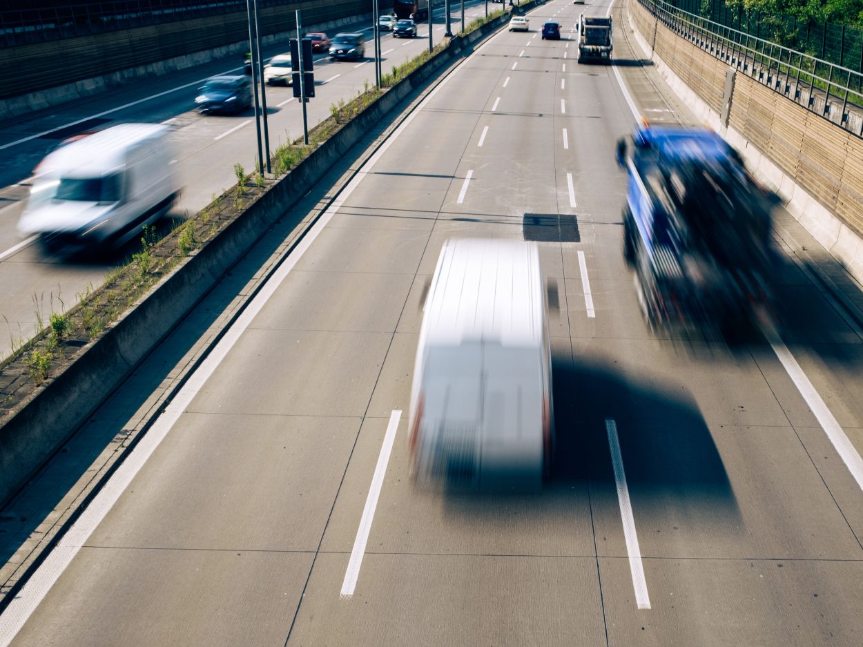 Autobahn mit Lärmschutzwand – Schallpegelmessungen und Lärmschutz bei Verkehrslärm durch Ingenieurbüro ILEB für Bauakustik und Lärmschutz