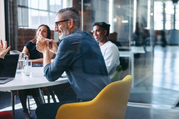 Konferenzraum im Büro mit optimierter Raumakustik – Schallschutz und akustische Behaglichkeit durch Ingenieurbüro für Raumakustik und Bauphysik